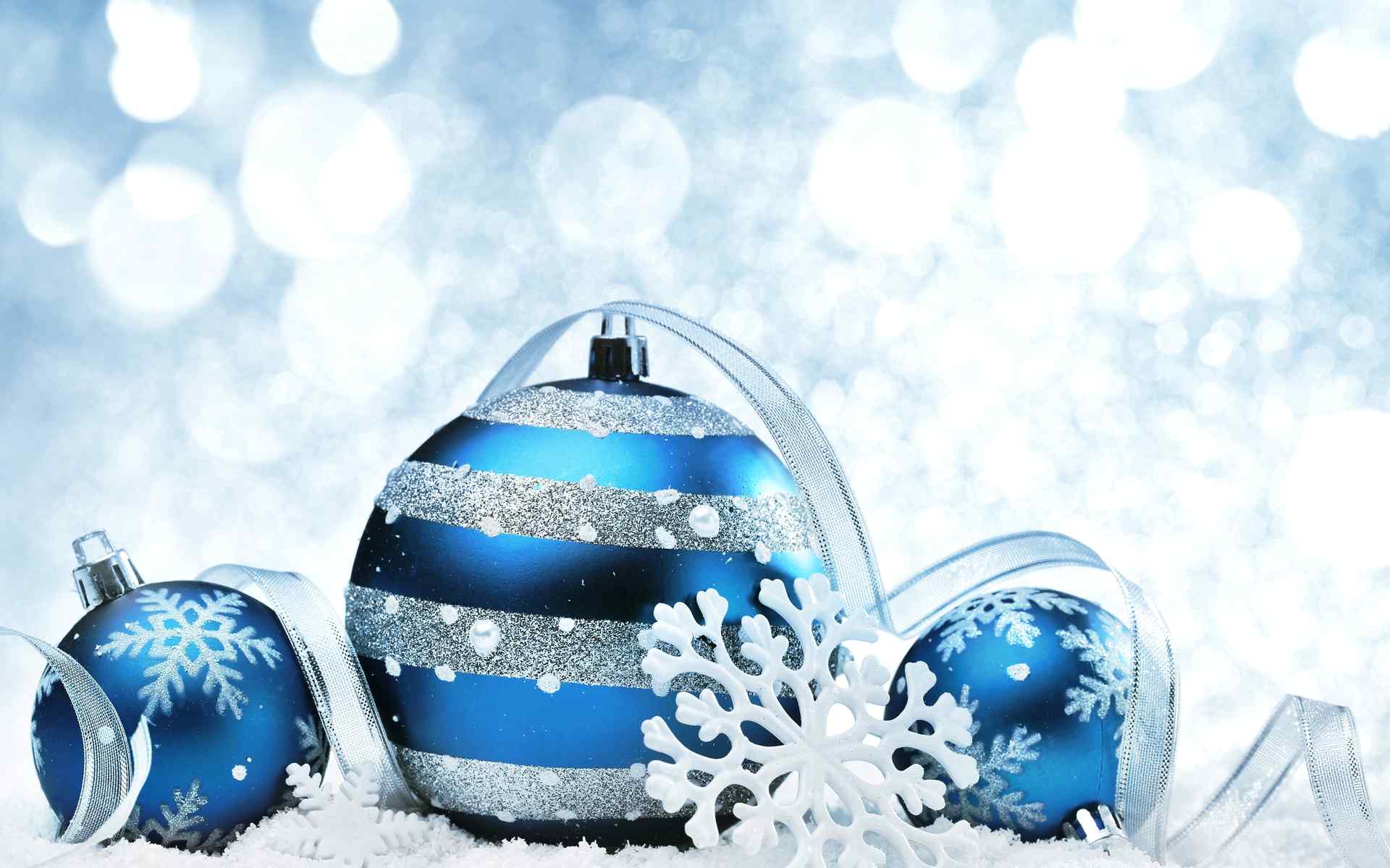 蓝色的圣诞彩球高清电脑桌面壁纸