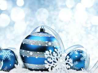 蓝色的圣诞彩球高