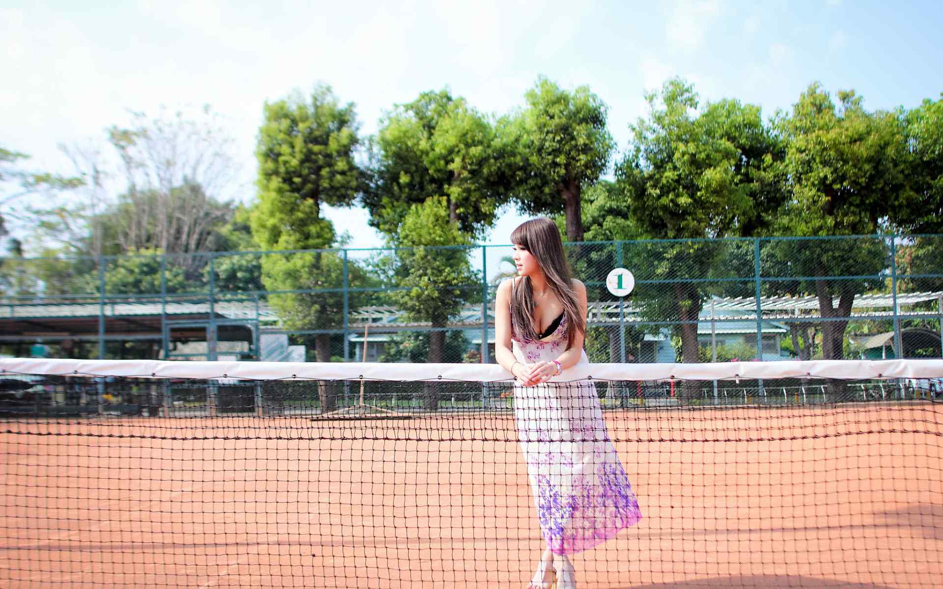 网球场上的长发妙曼女子写真壁纸