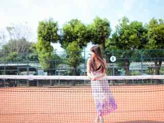 网球场上的长发妙曼女子写真壁纸