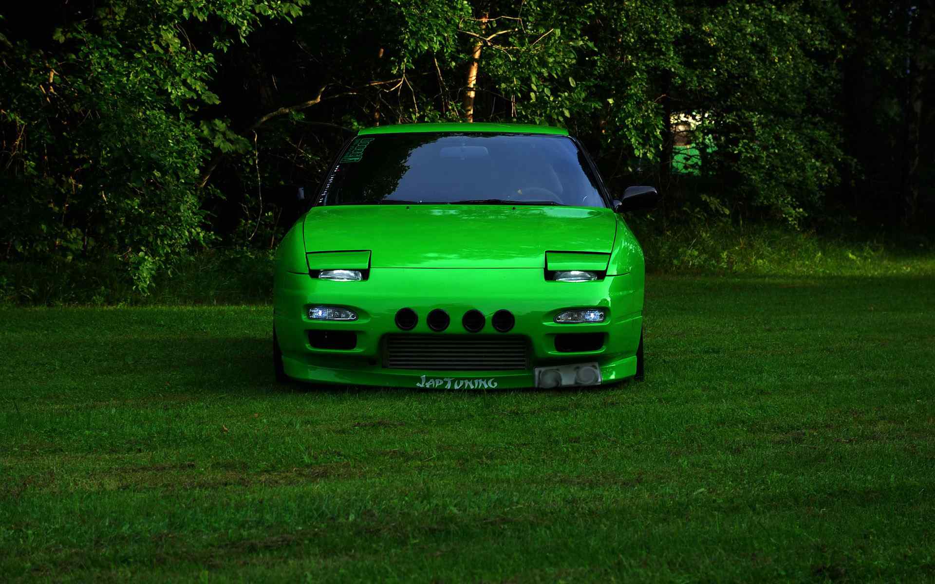 绿色汽车精美壁纸