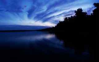 蓝色湖畔风光壁纸