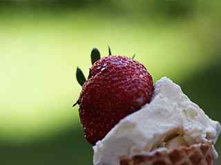 草莓冰激凌桌面壁紙