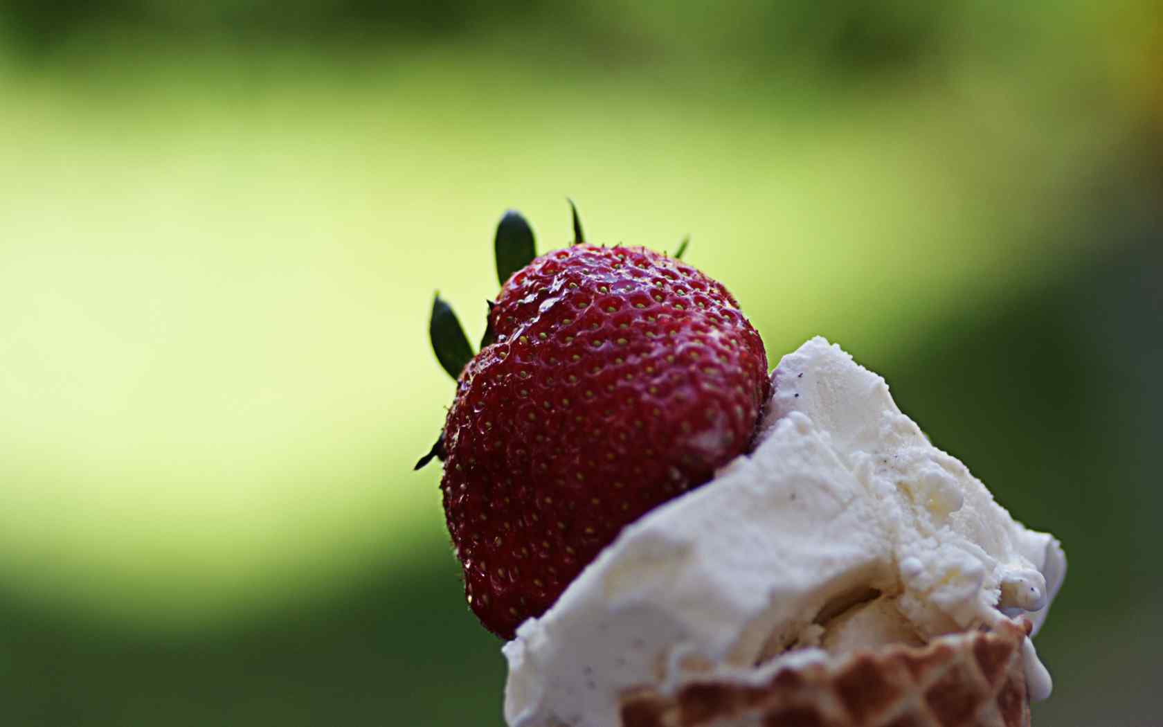 草莓冰激凌桌面壁纸