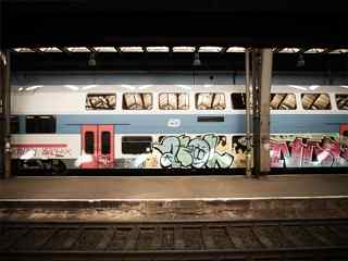 手绘车站壁纸-Train with Graffiti