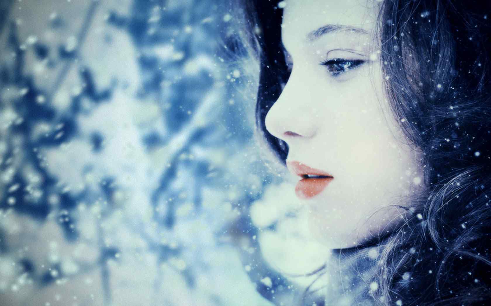 冬天手捧着雪花的欧美女生图片 - 免费可商用图片 - CC0素材网