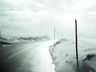 雾霭道路风景壁纸