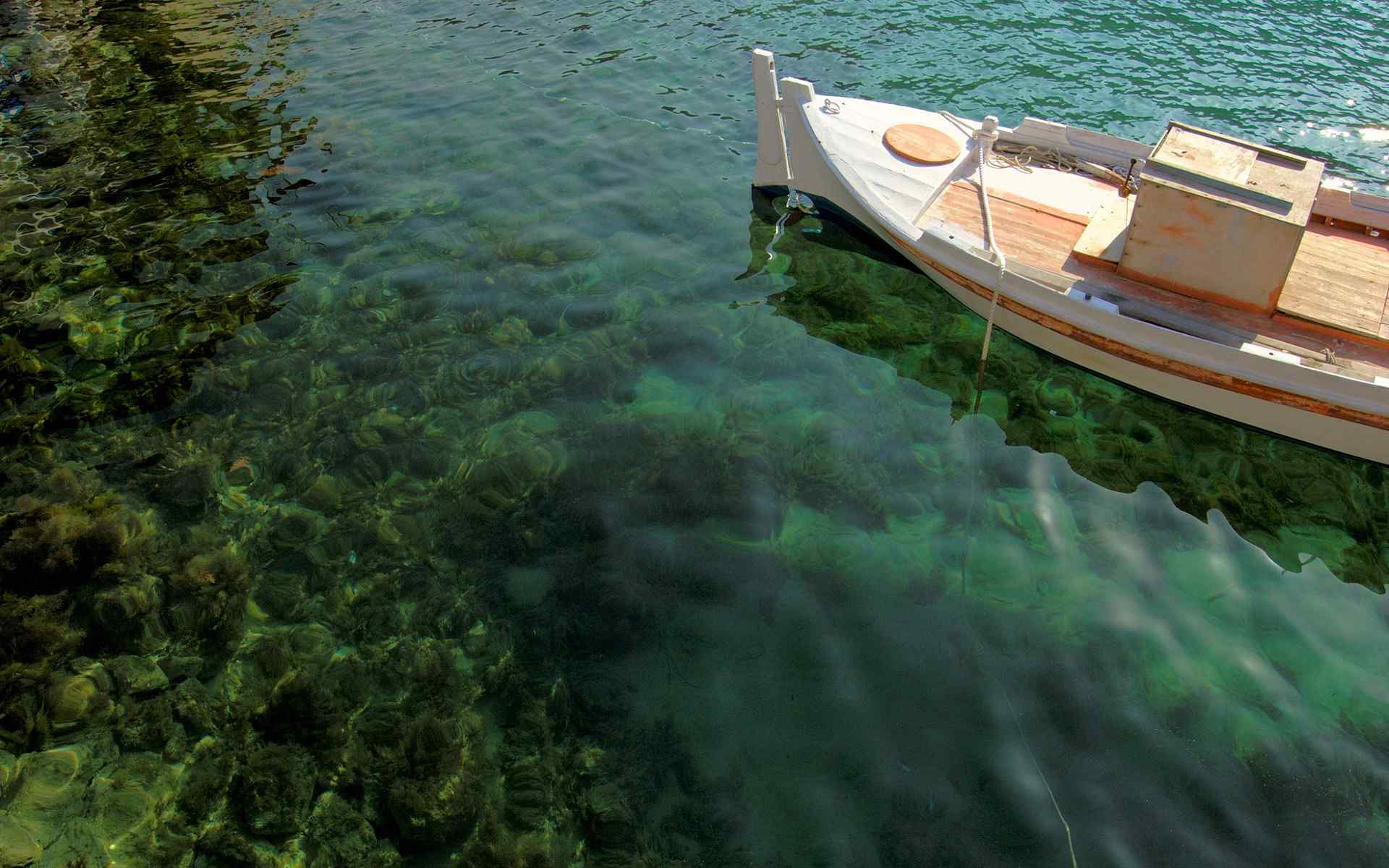 绿水小船摄影壁纸