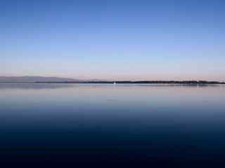 蓝色平静湖面风景