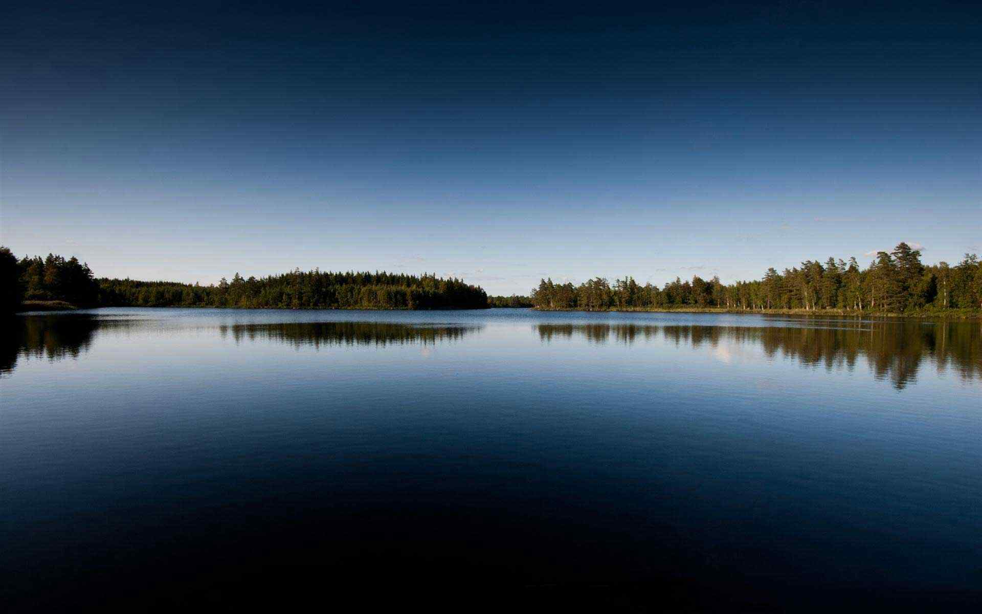 蓝色平静湖面壁纸