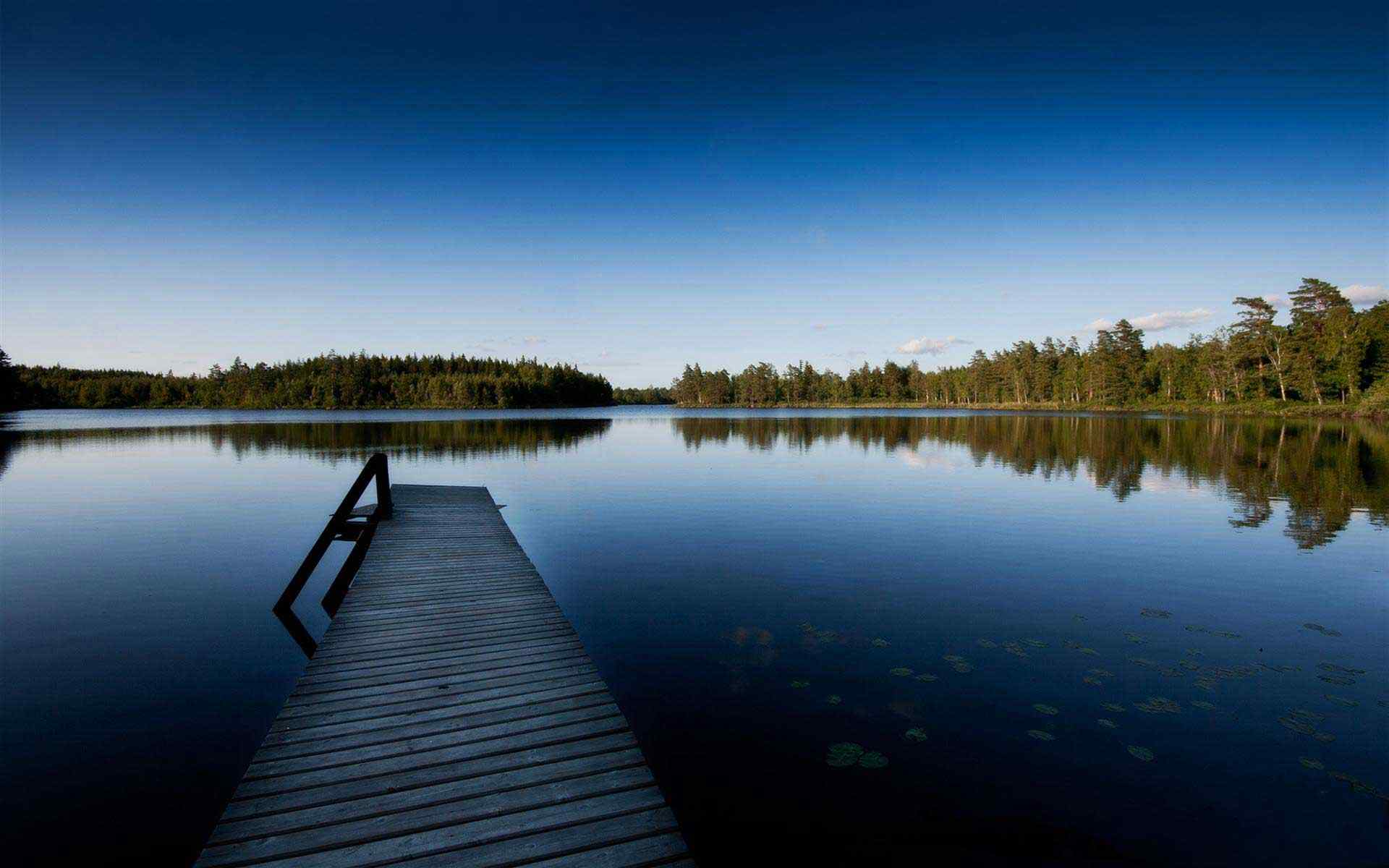 平静的湖面风景壁纸
