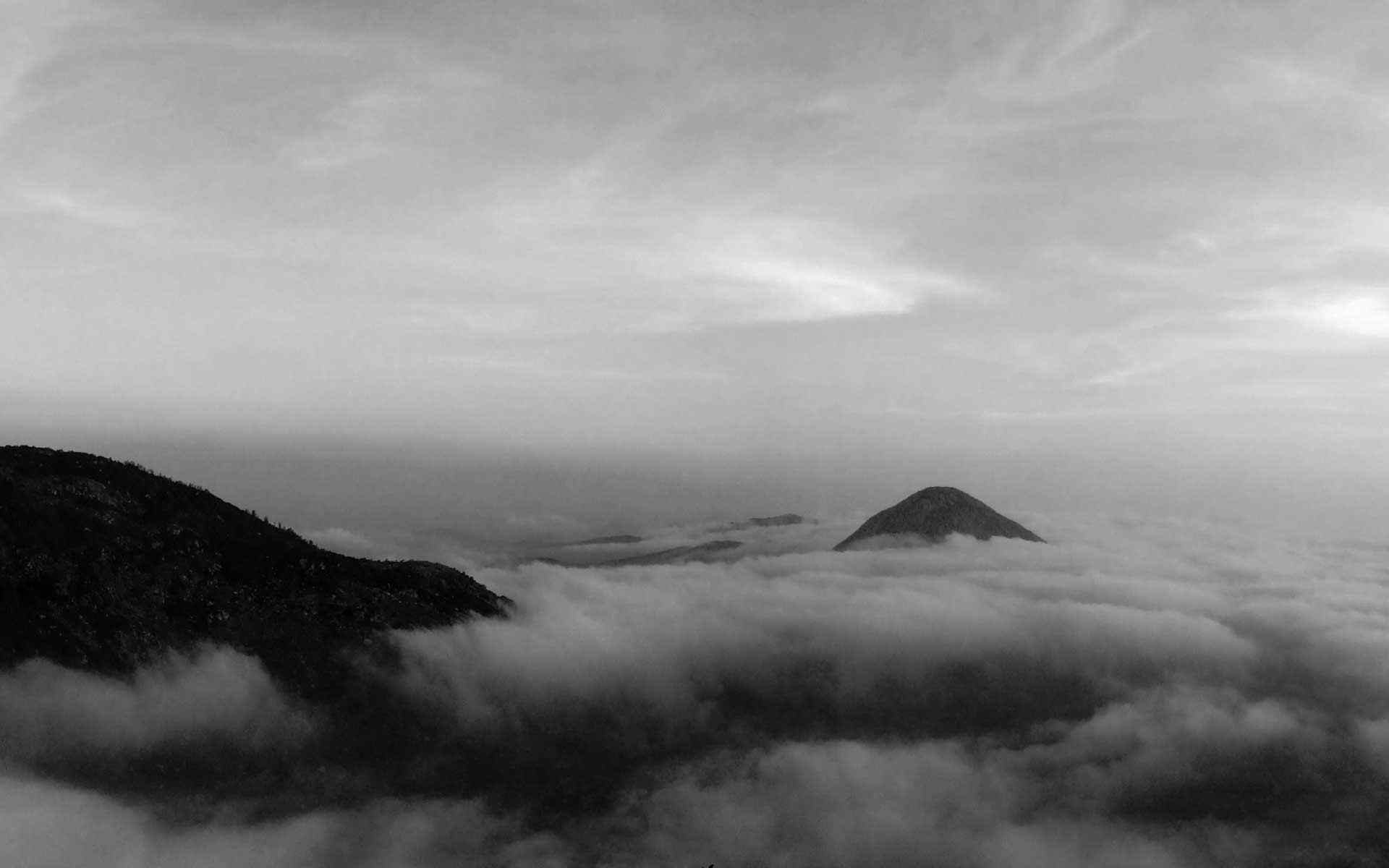 雾霭山峰风景壁纸