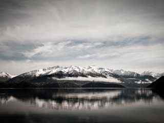 灰色平静湖畔风景