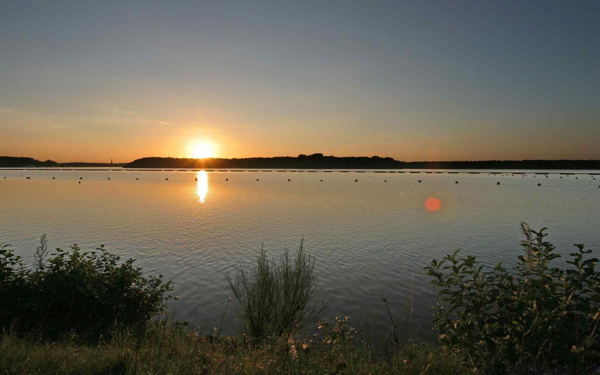 夕阳湖面风景壁纸