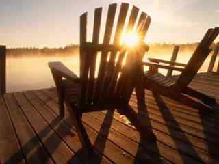 夕阳河畔竹椅摄影