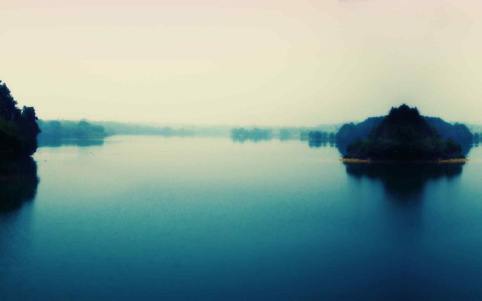迷蒙湖面风景壁纸