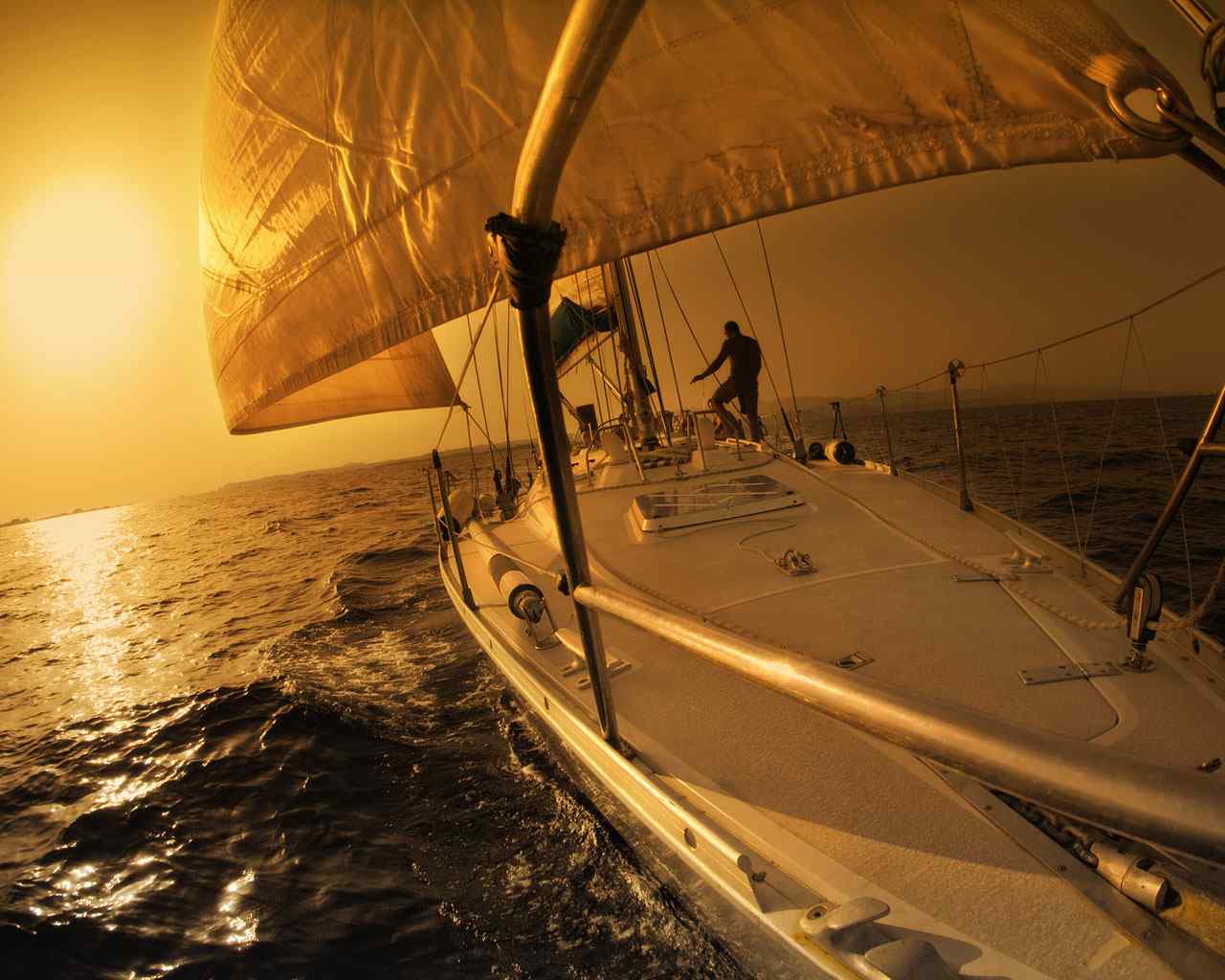 夕阳海上帆船摄影壁纸
