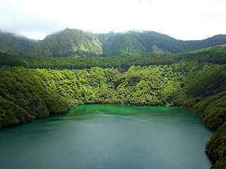 高山湖泊风景壁纸