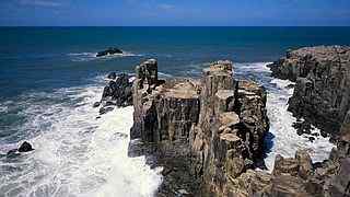 海浪拍击岩石摄影壁纸