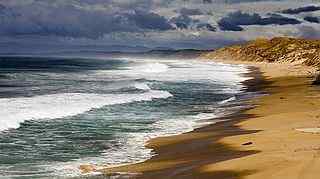 海浪冲刷沙滩摄影壁纸
