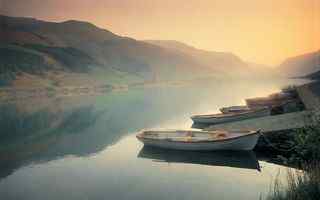 湖畔小船风景壁纸