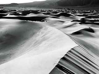 灰色沙漠风景壁纸