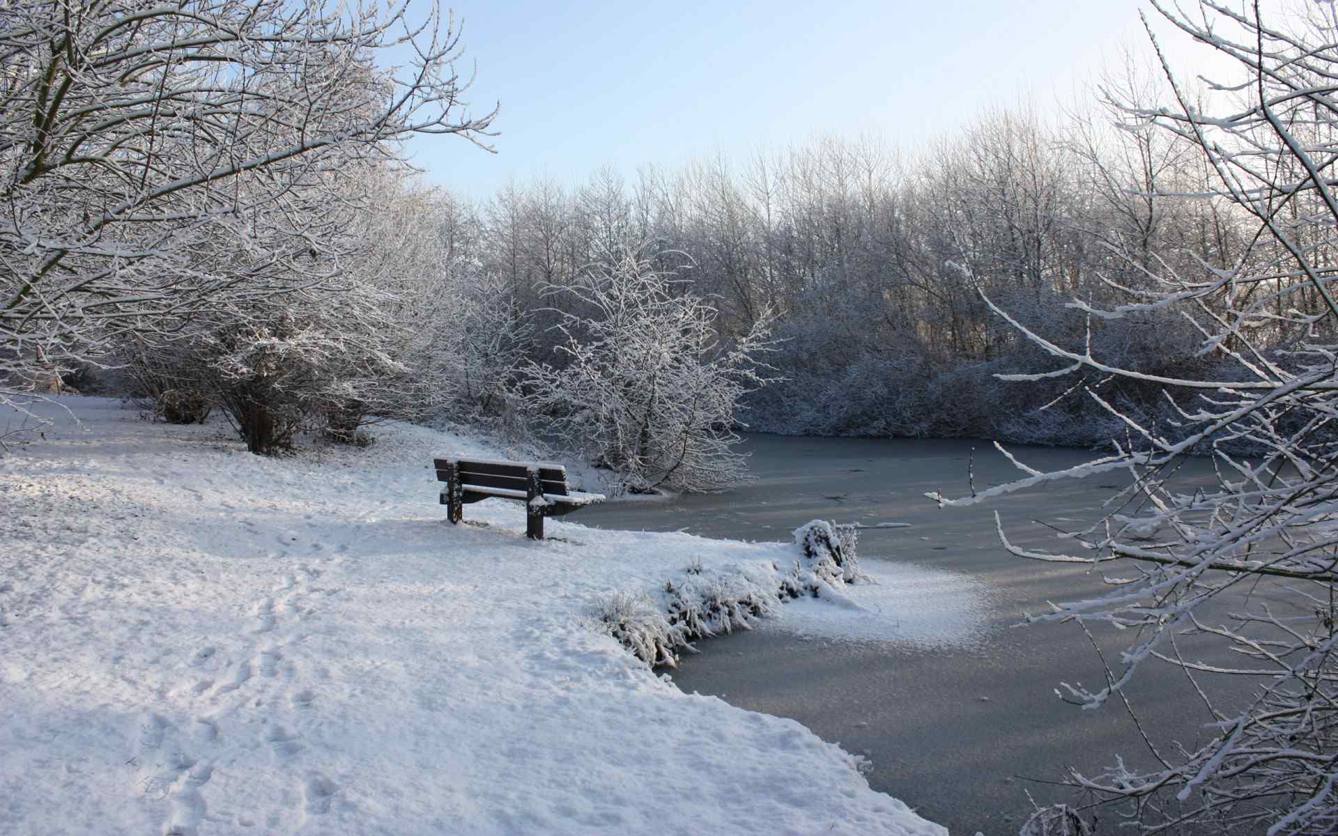 湖畔白雪风景壁纸