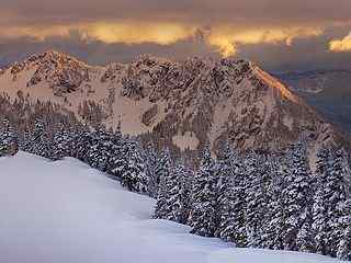 山峰雪景摄影壁纸