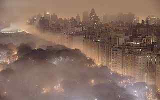 雾霭笼罩城市风景